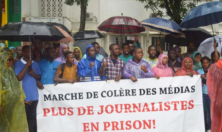 « Assez de harcèlement judiciaire des journalistes ! » Proteste les Medias de la Guinée