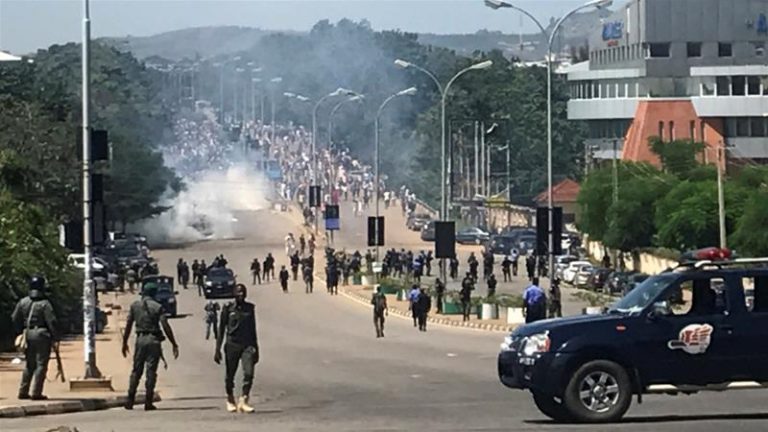 Le Nigeria doit Mettre Fin à l’Usage Excessif de la Force contre les Manifestants et Enquêter sur la Mort d’un Journaliste