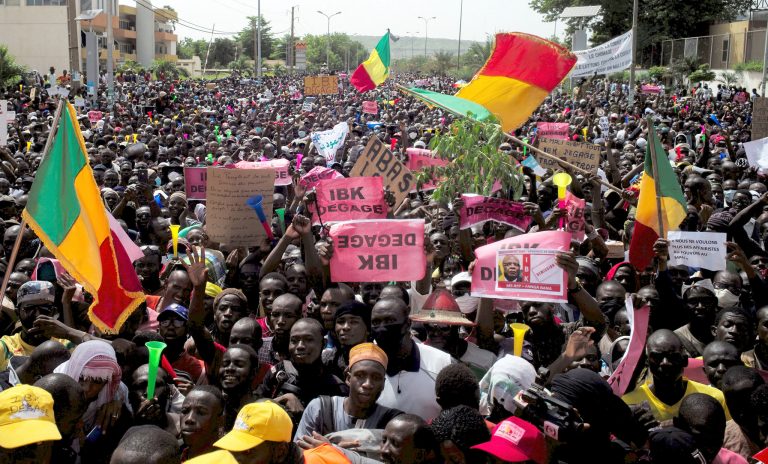 Une Gigantesque Manifestation Anti-Gouvernementale Déclenche des Violations Massives de la Liberté de la Presse et de Réunion au Mali