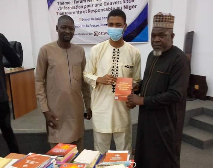 La MFWA fait don de publications à une institution de formation des médias au Niger