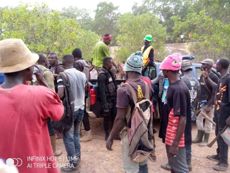 Guinée : Un journaliste échappe de justesse des orpailleurs déchainés