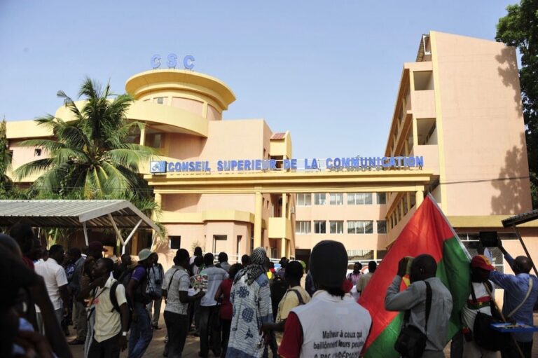 Une nouvelle loi au Burkina Faso place l’autorité de régulation des médias sous contrôle de la junte