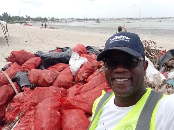 Une récolte sombre de déchets qui menace la Baie