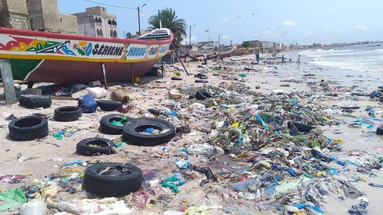 La beauté et le charme de la baie sont gâchés par les déchets plastiques